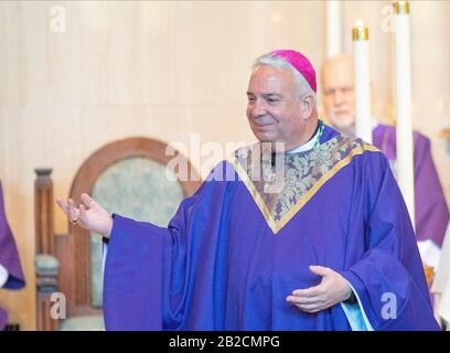 Newtown, États-Unis. 01 mars 2020. Archevêque de Philadelphie, l'archevêque Nelson Prez parle aux paroissiens lors de la visite de l'archevêque pour célébrer la messe de 10:30 dimanche 1er mars 2020 à la paroisse catholique de Saint Andrew à Newtown, en Pennsylvanie. Crédit: William Thomas Cain/Alay Live News Banque D'Images