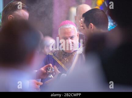 Newtown, États-Unis. 01 mars 2020. Archevêque de Philadelphie, Archevêque Nelson Prez marche sur l'autel tout en célébrant la messe de 10:30 dimanche 01 mars 2020 à la paroisse catholique de Saint Andrew à Newtown, en Pennsylvanie. Crédit: William Thomas Cain/Alay Live News Banque D'Images