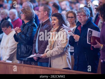 Newtown, États-Unis. 01 mars 2020. Les paroissiens écoutent l'archevêque de Philadelphie, l'archevêque Nelson Prez parle à la foule tout en célébrant la messe de 10:30 dimanche 1er mars 2020 à la paroisse catholique de Saint Andrew à Newtown, en Pennsylvanie. Crédit: William Thomas Cain/Alay Live News Banque D'Images