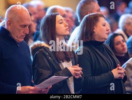 Newtown, États-Unis. 01 mars 2020. Les paroissiens écoutent l'archevêque de Philadelphie, l'archevêque Nelson Prez parle à la foule tout en célébrant la messe de 10:30 dimanche 1er mars 2020 à la paroisse catholique de Saint Andrew à Newtown, en Pennsylvanie. Crédit: William Thomas Cain/Alay Live News Banque D'Images