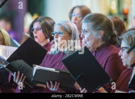 Newtown, États-Unis. 01 mars 2020. La chorale chante lors de la visite de l'archevêque pour célébrer la messe de 10:30 le dimanche 1er mars 2020 à la paroisse catholique Saint Andrew à Newtown, en Pennsylvanie. Crédit: William Thomas Cain/Alay Live News Banque D'Images