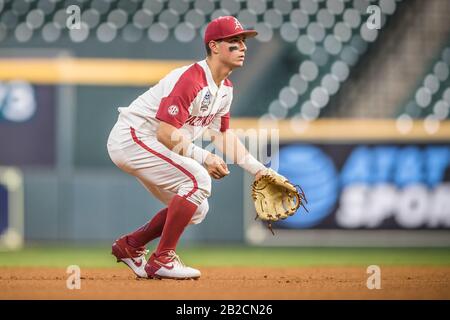 Houston, Texas, États-Unis. 1 mars 2020. Arkansas Razorbacks shortstop Robert Moore (1) se met en place dans le jeu de base-ball Shriners Hospitals for Children College Classic 2020 entre les ours Baylor et les Razorbacks Arkansas à Minute Maid Park à Houston, Texas. Baylor défait Arkansas 3-2. Prentice C. James/CSM/Alay Live News Banque D'Images