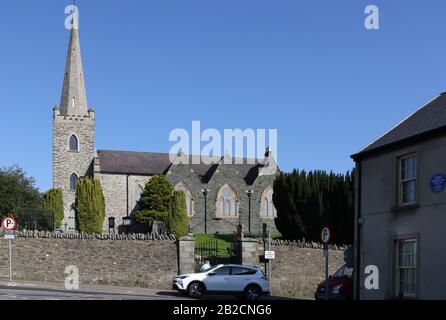 Conwal Parish Church et spire, un jour ensoleillé d'automne, une paroisse de ville d'Irlande en Irlande dans la ville de Letterkenny, comté de Donegal. Banque D'Images