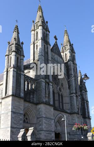 La façade avant d'une cathédrale de grès blanc, la cathédrale St Eunan, un bâtiment néo-gothique en Irlande à la place de la cathédrale, Letterkenny, Co Donegal. Banque D'Images