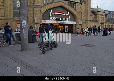 Une rangée de scooters de location à quai électriques Tier à l'extérieur de la gare HBF de Hambourg, Allemagne. Octobre 2019 Banque D'Images