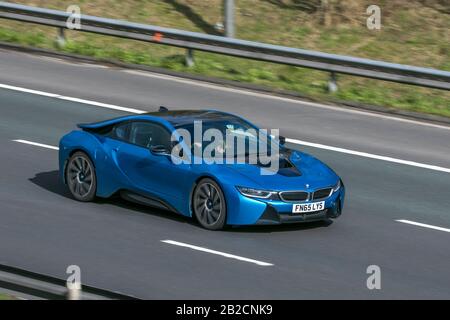 L'A65LYS BMW I 8 Hybrid Electric transport, véhicules modernes, berline cars, véhicule sur les routes britanniques, moteurs, automobile sur l'autoroute Banque D'Images