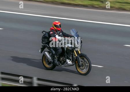 Honda Africa Twin bike ; moto Rider ; circulation automobile, transport à deux roues, motos, motocyclettes, motocyclistes sur l'autoroute M 6 Chorley, Royaume-Uni Banque D'Images