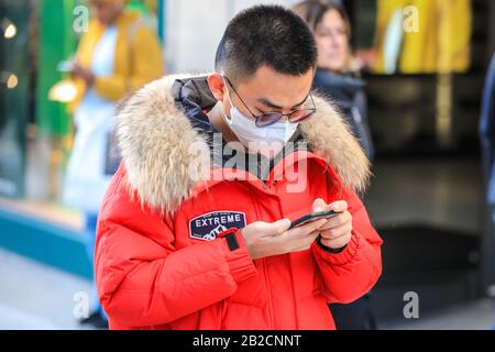 West End, Londres, Royaume-Uni. 2 mars 2020. Les clients des zones de vente au détail très fréquentées de Londres, notamment Bond Street et Oxford Street, ont commencé à porter des masques pour se protéger contre le Coronavirus (Covid-19). Crédit: Imagetraceur/Alay Live News Banque D'Images