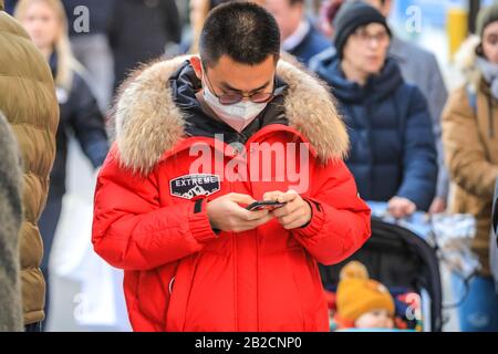 West End, Londres, Royaume-Uni. 2 mars 2020. Les clients des zones de vente au détail très fréquentées de Londres, notamment Bond Street et Oxford Street, ont commencé à porter des masques pour se protéger contre le Coronavirus (Covid-19). Crédit: Imagetraceur/Alay Live News Banque D'Images