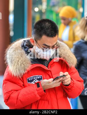 West End, Londres, Royaume-Uni. 2 mars 2020. Les clients des zones de vente au détail très fréquentées de Londres, notamment Bond Street et Oxford Street, ont commencé à porter des masques pour se protéger contre le Coronavirus (Covid-19). Crédit: Imagetraceur/Alay Live News Banque D'Images