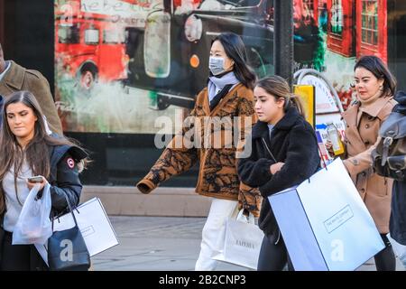 West End, Londres, Royaume-Uni. 2 mars 2020. Les clients des zones de vente au détail très fréquentées de Londres, notamment Bond Street et Oxford Street, ont commencé à porter des masques pour se protéger contre le Coronavirus (Covid-19). Crédit: Imagetraceur/Alay Live News Banque D'Images