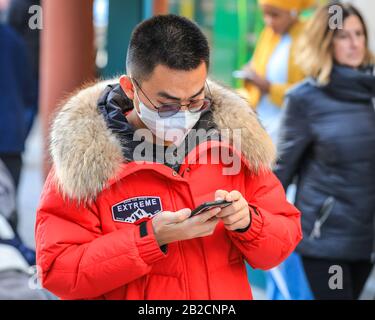 West End, Londres, Royaume-Uni. 2 mars 2020. Les clients des zones de vente au détail très fréquentées de Londres, notamment Bond Street et Oxford Street, ont commencé à porter des masques pour se protéger contre le Coronavirus (Covid-19). Crédit: Imagetraceur/Alay Live News Banque D'Images