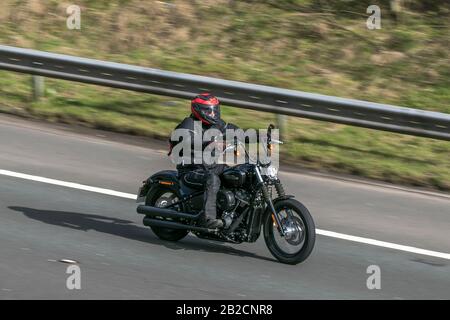 Honda Africa Twin bike ; moto Rider ; circulation automobile, transport à deux roues, motos, motocyclettes, motocyclistes sur l'autoroute M 6 Chorley, Royaume-Uni Banque D'Images