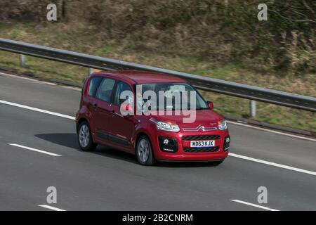 Rouge Citroën C3 Picasso Vtr+ 2014 ; circulation routière, transport, véhicules modernes, berline, véhicule sur les routes britanniques, moteurs, automobile sur le Banque D'Images