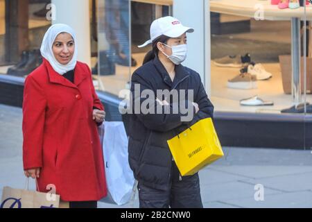 West End, Londres, Royaume-Uni. 2 mars 2020. Les clients des zones de vente au détail très fréquentées de Londres, notamment Bond Street et Oxford Street, ont commencé à porter des masques pour se protéger contre le Coronavirus (Covid-19). Crédit: Imagetraceur/Alay Live News Banque D'Images