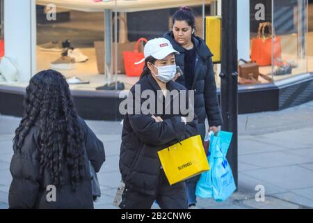 West End, Londres, Royaume-Uni. 2 mars 2020. Les clients des zones de vente au détail très fréquentées de Londres, notamment Bond Street et Oxford Street, ont commencé à porter des masques pour se protéger contre le Coronavirus (Covid-19). Crédit: Imagetraceur/Alay Live News Banque D'Images