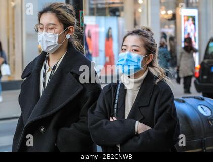 West End, Londres, Royaume-Uni. 2 mars 2020. Les clients des zones de vente au détail très fréquentées de Londres, notamment Bond Street et Oxford Street, ont commencé à porter des masques pour se protéger contre le Coronavirus (Covid-19). Crédit: Imagetraceur/Alay Live News Banque D'Images