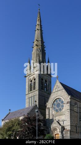 Vue latérale sur la cathédrale catholique romaine de St Eunan à Letterkenny lors d'une journée ensoleillée d'automne avec ciel bleu dans le comté de Donegal. Banque D'Images