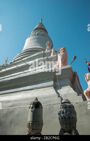 Le principal stupa sur le temple Wat Phnom à Phnom Penh, Cambodge, Asie Banque D'Images