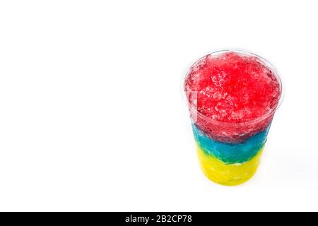 Slushie colorée de différentes saveurs avec paille dans une tasse en plastique isolée sur fond blanc. Espace de copie Banque D'Images