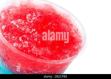 Slushie colorée de différentes saveurs avec paille dans une tasse en plastique isolée sur fond blanc. Gros plan Banque D'Images