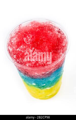 Slushie colorée de différentes saveurs avec paille dans une tasse en plastique isolée sur fond blanc Banque D'Images