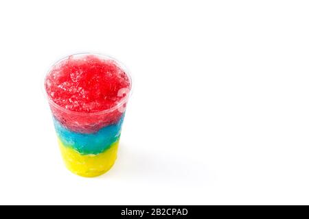 Slushie colorée de différentes saveurs avec paille dans une tasse en plastique isolée sur fond blanc. Espace de copie Banque D'Images