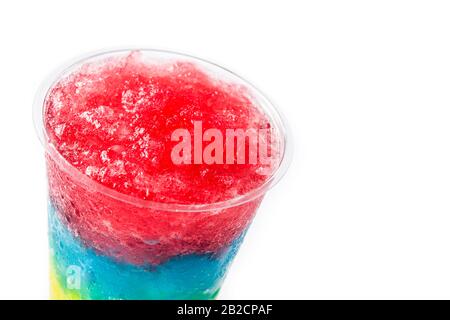 Slushie colorée de différentes saveurs avec paille dans une tasse en plastique isolée sur fond blanc. Espace de copie Banque D'Images