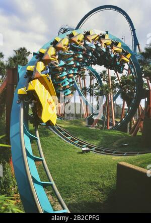 La promenade de Kumba rollercoaster corkscrew, Busch Gardens, Tampa Bay, Floride, États-Unis. Banque D'Images