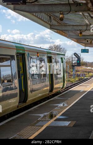 Une unité multiple électrique de classe 313 dans la plate-forme de la gare de Barnham dans l'ouest du Sussex. Banque D'Images