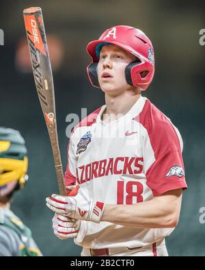 Houston, Texas, États-Unis. 1 mars 2020. Arkansas Razorbacks premier baseman Heston Kjerstad (18) se prépare à bat dans le jeu de base-ball classique Shriners Hospitals for Children College de 2020 entre les ours Baylor et les Razorbacks d'Arkansas à Minute Maid Park à Houston, Texas. Baylor défait Arkansas 3-2. Prentice C. James/CSM/Alay Live News Banque D'Images