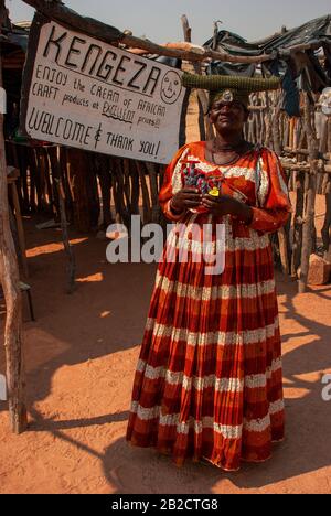 Femme Herero en vêtements traditionnels sur la route C35 près de Khoricas, Namibie Banque D'Images