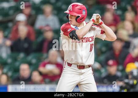 Houston, Texas, États-Unis. 1 mars 2020. Arkansas Razorbacks premier baseman Heston Kjerstad (18) attend un terrain dans le jeu de base-ball classique Shriners Hospitals for Children College de 2020 entre les ours Baylor et les Razorbacks d'Arkansas à Minute Maid Park à Houston, Texas. Baylor défait Arkansas 3-2. Prentice C. James/CSM/Alay Live News Banque D'Images