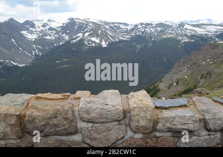 L'Été Dans Le Parc National Des Montagnes Rocheuses : Forest Canyon, Mt Julian, Mt Ida, Arrowhead Lake Et Les Fards Lointains Jamais Été Vus De Près De Rock Cut Banque D'Images