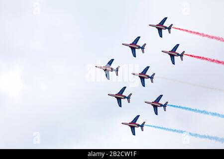 La patrouille aérienne française (française : Patrouille de France) en manifestation pour célébrer le Bastille. Banque D'Images