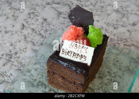 Joyeux Anniversaire Ecrit Sur La Plaque De Chocolat Photo Stock Alamy