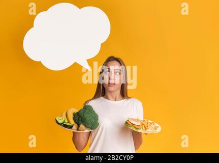 Des Plaques De Conservation Pour Femme Pensive Avec Des Aliments Sains Et Malsains, Des Calories De Comptage Banque D'Images