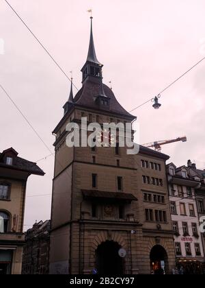 Käfigturm, une tour baroque du XVIIe siècle avec une horloge et une cloche au crépuscule. Vieille ville médiévale, Berne en Suisse. Banque D'Images