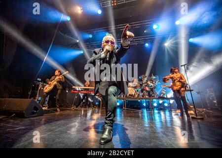 Oslo, Norvège. 01 mars 2020. Le groupe de rock écossais Simple Minds exécute un concert en direct au Sentrum Scene d'Oslo. Ici, le chanteur, compositeur et musicien Jim Kerr est vu en direct sur scène. (Crédit Photo: Gonzales Photo/Terje Dokken/Alay Live News). Banque D'Images