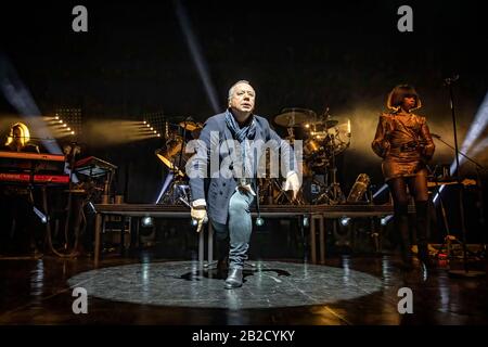 Oslo, Norvège. 01 mars 2020. Le groupe de rock écossais Simple Minds exécute un concert en direct au Sentrum Scene d'Oslo. Ici, le chanteur, compositeur et musicien Jim Kerr est vu en direct sur scène. (Crédit Photo: Gonzales Photo/Terje Dokken/Alay Live News). Banque D'Images
