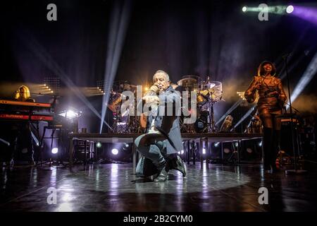 Oslo, Norvège. 01 mars 2020. Le groupe de rock écossais Simple Minds exécute un concert en direct au Sentrum Scene d'Oslo. Ici, le chanteur, compositeur et musicien Jim Kerr est vu en direct sur scène. (Crédit Photo: Gonzales Photo/Terje Dokken/Alay Live News). Banque D'Images