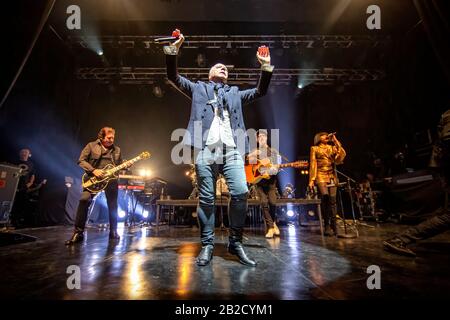 Oslo, Norvège. 01 mars 2020. Le groupe de rock écossais Simple Minds exécute un concert en direct au Sentrum Scene d'Oslo. Ici, le chanteur, compositeur et musicien Jim Kerr est vu en direct sur scène. (Crédit Photo: Gonzales Photo/Terje Dokken/Alay Live News). Banque D'Images