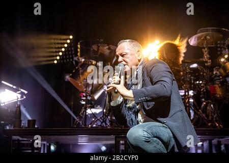Oslo, Norvège. 01 mars 2020. Le groupe de rock écossais Simple Minds exécute un concert en direct au Sentrum Scene d'Oslo. Ici, le chanteur, compositeur et musicien Jim Kerr est vu en direct sur scène. (Crédit Photo: Gonzales Photo/Terje Dokken/Alay Live News). Banque D'Images