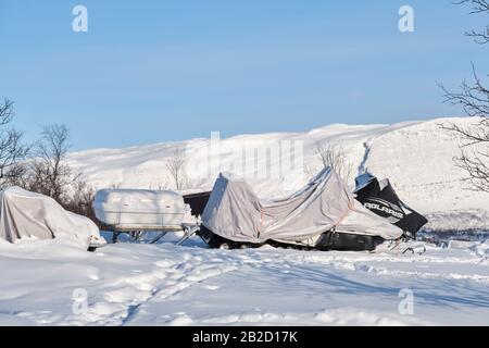 La photo est un mobile de neige de skidoo à l'hiver en Norvège. Banque D'Images