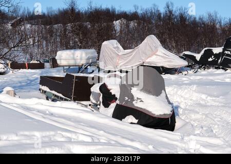 La photo est un mobile de neige de skidoo à l'hiver en Norvège. Banque D'Images