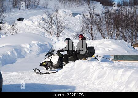 La photo est un mobile de neige de skidoo à l'hiver en Norvège. Banque D'Images