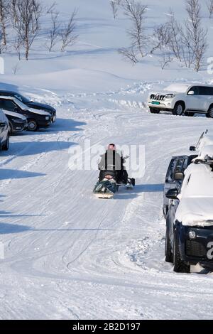 La photo est un mobile de neige de skidoo à l'hiver en Norvège. Banque D'Images