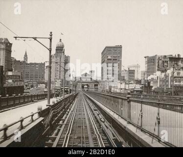 Photographie ancienne de 1898, « en regardant vers New York depuis le train en mouvement sur le pont de Brooklyn. » SOURCE : PHOTO originale Banque D'Images