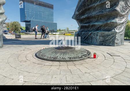 Katowice, Silesia, Pologne; 15 septembre 2019: Monument des Insurgés de Silésie à Katowice avec un groupe de jeunes et un bâtiment KTW Banque D'Images