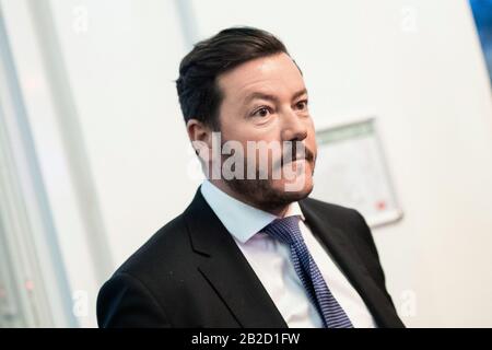 Düsseldorf, Allemagne. 02 mars 2020. René Benko, entrepreneur immobilier autrichien, vient à la réunion du Ständehaus du Rheinische Post. Crédit: Marcel Kusch/Dpa/Alay Live News Banque D'Images